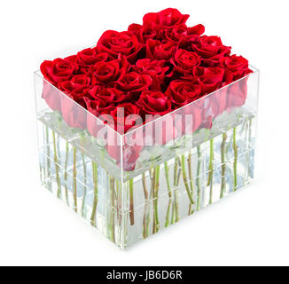 Bouquet de roses rouges dans le récipient sur fond blanc Banque D'Images