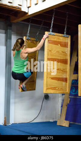 Athlète femme Ninja, Sara Heesen sur le mur flottant Albuquerque concours. Ninja Elle est en 10ème place pour l'unaa 2016 ressortissants étrangers Banque D'Images