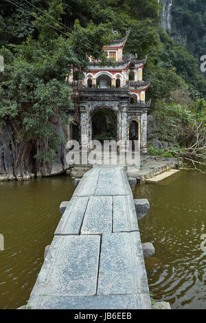 Pont pied et porte de la Pagode Bich Dong et de grottes, (UNESCO World Herritage Area), près de Ninh Binh, Vietnam Banque D'Images