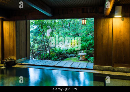 Bains d'eau de source chaude japonaise à Iwanoyu ryokan à Nagano, Japon Banque D'Images