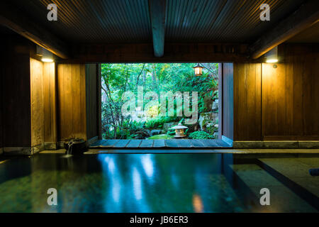 Bains d'eau de source chaude japonaise à Iwanoyu ryokan à Nagano, Japon Banque D'Images