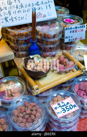 Les prunes umeboshi, ou marinés, en vente sur un étal près de Haruna, Japon Banque D'Images