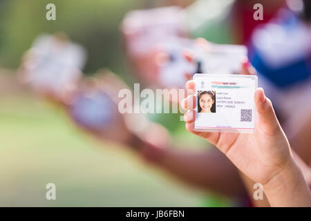 Carte aadhaar fille indienne montrant une preuve d'identité du gouvernement partie de close up Banque D'Images