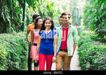 Groupe indien jeune adolescent amis ensemble walking in park Banque D'Images