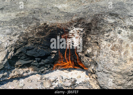 Flammes de Chimère monter du sol. Le feu de gaz naturel dans les rochers. La Turquie Banque D'Images