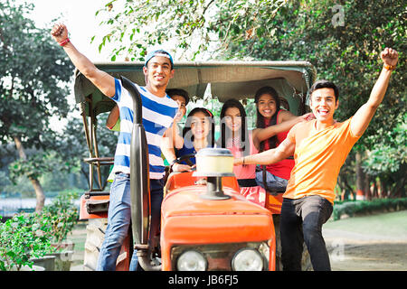 Heureux groupe indien adolescent jeunes garçons et filles ride s'amuser profiter du tracteur Banque D'Images