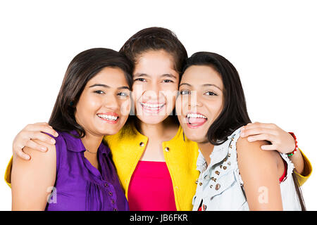 Happy 3 adolescentes indiennes autour du bras d'amis ayant du plaisir permanent cheerful Banque D'Images