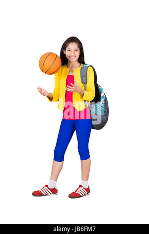 1 Indian college teeanger étudiant fille basket toss debout sur fond blanc Banque D'Images