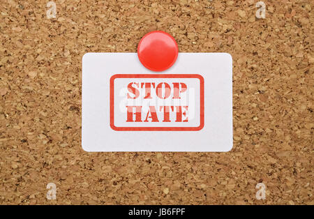 Stopper la haine texte écrit sur un autocollant blanc épinglé sur le panneau de liège Banque D'Images