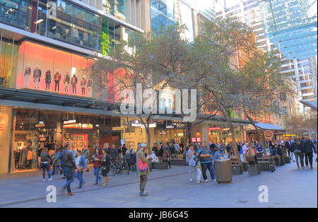 Personnes visitent Pitt Street Mall à Sydney en Australie. Pitt Street Mall est un préhistorien rue avec les grands magasins et boutiques dans le centre-ville de Sydney. Banque D'Images