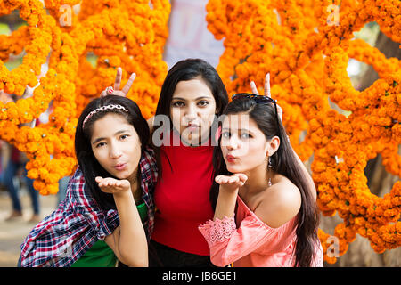 3 adolescentes amis Flying Kiss profitez juste à Surajkund Banque D'Images