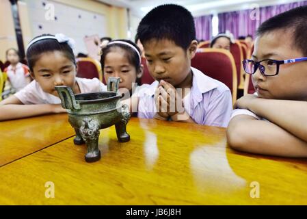 Hefei, Hefei, Chine. 9 juin, 2017. Hefei, Chine-Juin 9 2017 : (usage éditorial uniquement. En Chine, le personnel du Musée) introduire des imitations des antiquités aux étudiants à Hefei, Chine de l'est l'Anhui Province, le 09 juin 2017, marquant la Journée du patrimoine culturel de la Chine. Crédit : SIPA Asie/ZUMA/Alamy Fil Live News Banque D'Images