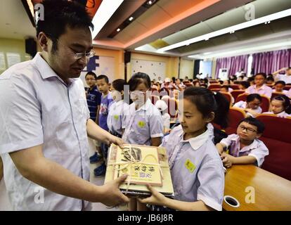 Hefei, Hefei, Chine. 9 juin, 2017. Hefei, Chine-Juin 9 2017 : (usage éditorial uniquement. En Chine, le personnel du Musée) introduire des imitations des antiquités aux étudiants à Hefei, Chine de l'est l'Anhui Province, le 09 juin 2017, marquant la Journée du patrimoine culturel de la Chine. Crédit : SIPA Asie/ZUMA/Alamy Fil Live News Banque D'Images