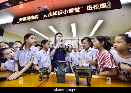 Hefei, Hefei, Chine. 9 juin, 2017. Hefei, Chine-Juin 9 2017 : (usage éditorial uniquement. En Chine, le personnel du Musée) introduire des imitations des antiquités aux étudiants à Hefei, Chine de l'est l'Anhui Province, le 09 juin 2017, marquant la Journée du patrimoine culturel de la Chine. Crédit : SIPA Asie/ZUMA/Alamy Fil Live News Banque D'Images