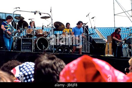 Le Grateful Dead effectuer au stade riche, Buffalo, New York 07-04-1986.Photo de Michael Brito-Globe Inc., Photos Â© 2000.K61287MBR (Image Crédit : © Globe Photos/ZUMAPRESS.com) Banque D'Images