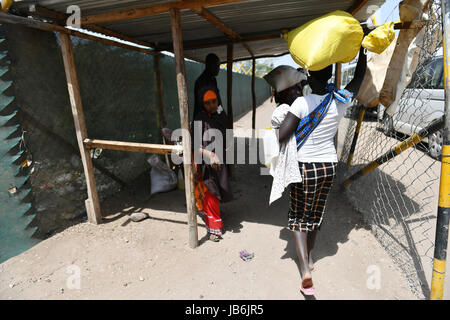 (170609) -- NAIROBI, 9 juin 2017(Xinhua) -- réfugiés quittent avec de la nourriture et autres nécessités après leur réception au camp de réfugiés de Kakuma, dans le comté de Turkana, au Kenya, le 7 juin 2017. Le camp de Kakuma est situé dans la région du nord-ouest du Kenya. Le camp a été créé en 1992. Le Kenya a la deuxième plus importante population de réfugiés en Afrique. (Xinhua/Sun Ruibo)(HR) Banque D'Images