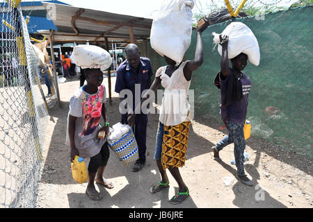 (170609) -- NAIROBI, 9 juin 2017(Xinhua) -- réfugiés quittent après avoir reçu de la nourriture et d'autres nécessités au camp de réfugiés de Kakuma, dans le comté de Turkana, au Kenya, le 7 juin 2017. Le camp de Kakuma est situé dans la région du nord-ouest du Kenya. Le camp a été créé en 1992. Le Kenya a la deuxième plus importante population de réfugiés en Afrique. (Xinhua/Sun Ruibo)(HR) Banque D'Images