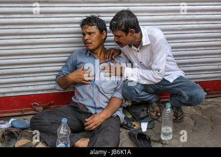 Kolkata, Inde. 25 mai, 2017. Un manifestant blessé se trouve sur le trottoir après travailleurs BJP se sont heurtés à la police pendant leur marche au quartier général de la police. De violents affrontements ont été signalés avec plus de 70 personnes blessées et 141 arrêtées. Credit : Debsuddha Banerjee/ZUMA/Alamy Fil Live News Banque D'Images