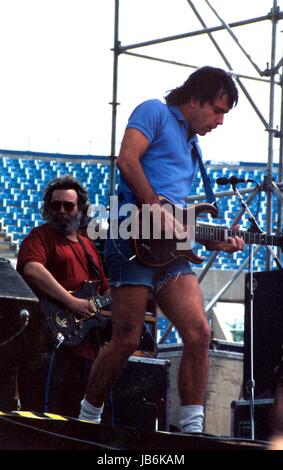 Le Grateful Dead effectuer au stade riche, Buffalo, New York 07-04-1986.Photo de Michael Brito-Globe Photos, Inc. © 2000.K61287MBR.Bob Weir Globe Crédit : Photos/ZUMAPRESS.com/Alamy Live News Banque D'Images