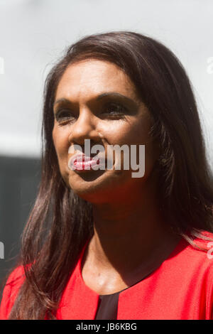 London UK. 9 juin 2017. Gina Miller, qui est chargé de lancer la 2016 R (Miller et Dos Santos) v Secrétaire d'État à la sortie de l'Union européenne affaire contre le gouvernement britannique donne sa réaction à des médias sur les résultats de l'élection générale BRITANNIQUE Crédit : amer ghazzal/Alamy Live News Banque D'Images