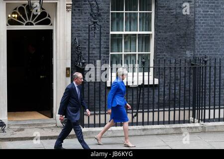 Londres, Royaume-Uni. 9 juin, 2017. Le Premier ministre britannique Theresa May (R) et son mari quitter le 10 Downing Street pour visiter le palais de Buckingham à Londres, Angleterre le 9 juin 2017. Theresa peut se visiter le palais de Buckingham à 12:30 CEST (1330 GMT) Vendredi de demander l'autorisation de former un nouveau gouvernement britannique, bien qu'ayant perdu sa majorité à la Chambre des communes, a rapporté la BBC. Credit : Han Yan/Xinhua/Alamy Live News Banque D'Images