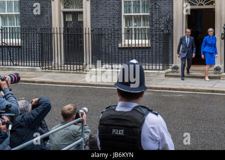 Londres, Royaume-Uni. 9 juin, 2017. Theresa peut partira pour dire à la reine qu'elle va former un gouvernement de coalition avec le DUP, Downing Street, London, UK. 09Th Juin, 2017. Crédit : Guy Bell/Alamy Live News Banque D'Images