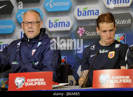 Coach Lars Lagerback (à gauche), de la Norvège et le capitaine norvégien Stefan Johansen assister à la conférence de presse avant la Coupe du Monde 2018 match de qualification entre la Norvège et la République tchèque à Oslo, Norvège, le 9 juin 2017. (CTK Photo/David Svab) Banque D'Images