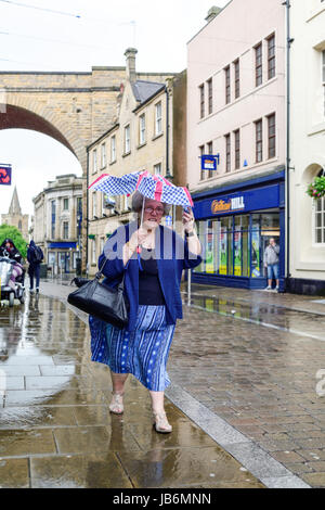 Mansfield, Nottinghamshire, Angleterre. 09Th Juin, 2017. Rush pour couvrir les acheteurs sur le marché au cours de Mansfield cloud soudaine explosion de forte pluie. Crédit : Ian Francis/Alamy Live News Banque D'Images