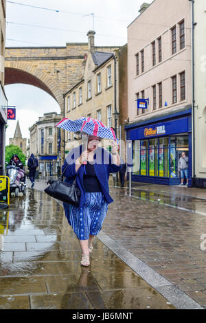 Mansfield, Nottinghamshire, Angleterre. 09Th Juin, 2017. Rush pour couvrir les acheteurs sur le marché au cours de Mansfield cloud soudaine explosion de forte pluie. Crédit : Ian Francis/Alamy Live News Banque D'Images