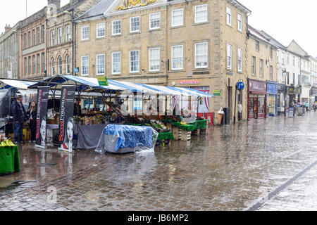 Mansfield, Nottinghamshire, Angleterre. 09Th Juin, 2017. Rush pour couvrir les acheteurs sur le marché au cours de Mansfield cloud soudaine explosion de forte pluie. Crédit : Ian Francis/Alamy Live News Banque D'Images