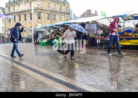 Mansfield, Nottinghamshire, Angleterre. 09Th Juin, 2017. Rush pour couvrir les acheteurs sur le marché au cours de Mansfield cloud soudaine explosion de forte pluie. Crédit : Ian Francis/Alamy Live News Banque D'Images