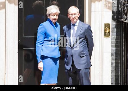 Un parlement ne parvient pas à remporter la majorité. Premier ministre Theresa Mai et son mari, Philip peut, poser pour des photos qu'ils arrivent en arrière au 10 Downing Street à Londres, le vendredi après la visite de la reine Elizabeth II, un jour après les élections générales en Grande-Bretagne. Londres, Royaume-Uni. 09/06/2017 | Le monde d'utilisation Banque D'Images