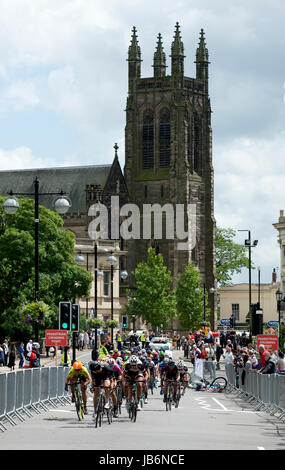 Leamington Spa, Warwickshire, Royaume-Uni. 9 juin, 2017. UK. La finale approche les cyclistes à Leamington Spa de l'étape 3 de l'Ovo féminin avec tous les saints de l'église paroissiale qui forme l'arrière-plan. Crédit : Colin Underhill/Alamy Live News Banque D'Images