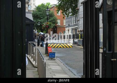 Londres, Royaume-Uni. 9 juin 2017. Les médias du monde se sont réunis à l'extérieur numéro 10 Downing Street. Le Premier ministre britannique Theresa peut former un gouvernement avec la DUP après avoir échoué à obtenir une majorité au Royaume-Uni élection générale. Credit : claire doherty/Alamy Live News Banque D'Images