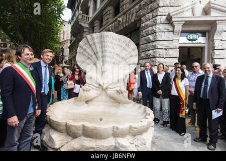 Rome, Italie. Jun 9, 2017. Retour à son ancienne splendeur la fontaine des abeilles sur la Piazza Barberini, en plein cœur de Rome, a inauguré aujourd'hui après une restauration. Le travail a été réalisé grâce à un groupe de clients néerlandais qui les financent comme geste symbolique ' ' vers la ville de Rome après les actes de vandalisme en février 2015 par un groupe d'Feyenoorf fans du Fontana della Barcaccia et grâce à l'association ' Enregistrer La Barcaccia" qui a réuni des fonds. Credit : Andrea Ronchini/Alamy Live News Banque D'Images