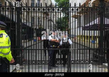 Londres, Royaume-Uni. 9 juin 2017. La police armée à Downing Street. Le Premier ministre britannique Theresa peut former un gouvernement avec la DUP après avoir échoué à obtenir une majorité au Royaume-Uni élection générale. Credit : claire doherty/Alamy Live News Banque D'Images