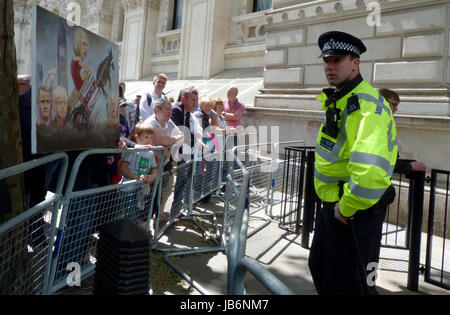 Londres, Royaume-Uni. 09Th Juin, 2017. Les Britanniques en attente 10 Downing Street pour le premier ministre britannique Theresa mai à Londres, Angleterre le 9 juin 2017. Montre homme peinture de Theresa May. Crédit : Petr Kupec/CTK Photo/Alamy Live News Banque D'Images