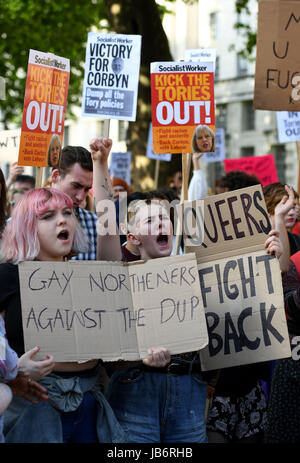 Londres, Royaume-Uni. Jun 9, 2017. Les protestataires manifester devant Downing Street après l'élection générale pour protester contre le projet de gouvernement de coalition. Finnbarr Crédit : Webster/Alamy Live News Banque D'Images