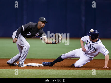 08 juin, 2017 - le voltigeur des Rays de Tampa Bay Peter Bourjos (18) vole la deuxième base dans la 3ème manche dans le jeu entre les White Sox et les rayons au Tropicana Field, St. Petersburg, Floride, USA. Del Mecum/CSM Banque D'Images