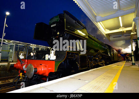 Manchester, UK. 09Th Juin, 2017. Flying Scotsman 60103 Locomotive à vapeur transportant les entraîneurs pullman vitesse dans Reigate Gare à Surrey. 2201hrs vendredi 9 juin 2017. Crédit photo : Lindsay Le gendarme/Alamy Live News Banque D'Images