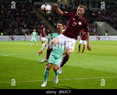 Riga, Lettonie. 9 juin, 2017. 09.06.2017.José Fonte (L) et Edgars Vardanjans (R). Qualification de la FIFA 2018. Latvia-Portugal. Riga, Lettonie. Credit : Gints Ivuskans/Alamy Live News Banque D'Images