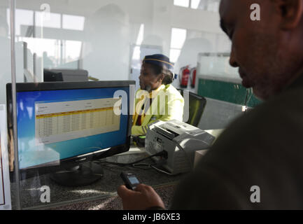 Mombasa. 9 juin, 2017. Un passager achète des billets à Nairobi le terminus du chemin de fer à écartement standard routier Mombasa-Nairobi ?(SGR) au Kenya, ?le 9 juin 2017. Près de 12 000 passagers ont voyagé sur le nouveau chemin de fer à écartement standard (SGR) reliant la ville de port du Kenya Mombasa avec sa capitale Nairobi dans la semaine se terminant le mercredi, l'opérateur a dit jeudi. Le chemin de fer, une ligne de 480 km qui a démarré le service-voyageurs sur Juin 1, fonctionne actuellement avec des trains réguliers de voyageurs à partir de Nairobi et Mombasa fonctionnant sur une base quotidienne. Crédit : Li Baishun/Xinhua/Alamy Live News Banque D'Images