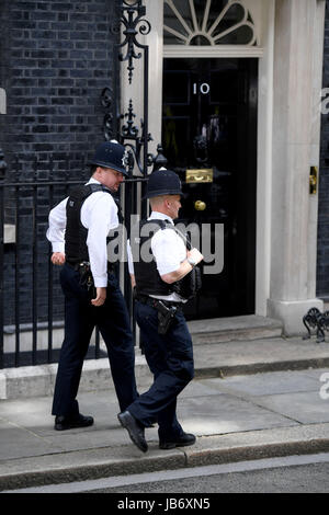 La patrouille policière au numéro 10 Downing Street, Londres, Royaume-Uni. La sécurité à Downing St Banque D'Images