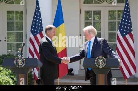 Washington, USA. 09Th Juin, 2017. Le président Donald J. Trump est titulaire d'une conférence de presse conjointe avec le Président Klaus Iohannis WH dans le Rose Garden Crédit : Patsy Lynch/Alamy Live News Banque D'Images