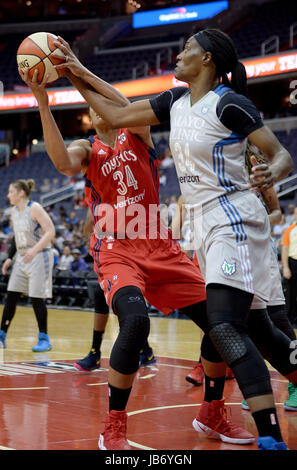 Washington, DC, USA. 9 juin, 2017. 20170609 - Minnesota Lynx center SYLVIA FOWLES (34), droit, frappe la balle de la main de Washington Mystics center KRYSTAL THOMAS (34) dans la première moitié du Verizon Center de Washington. Credit : Chuck Myers/ZUMA/Alamy Fil Live News Banque D'Images