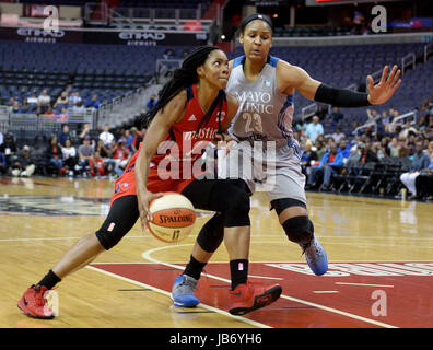 Washington, DC, USA. 9 juin, 2017. 20170609 - Washington Mystics guard TAYLER HILL (4) lecteurs contre Minnesota Lynx MAYA MOORE avant (23) dans la première moitié du Verizon Center de Washington. Credit : Chuck Myers/ZUMA/Alamy Fil Live News Banque D'Images