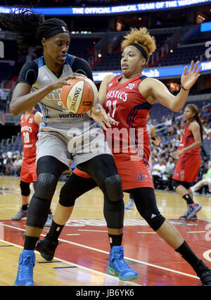 Washington, DC, USA. 9 juin, 2017. 20170609 - Minnesota Lynx center SYLVIA FOWLES (34) travaille son dribble contre Washington Mystics avant TIANNA HAWKINS (21) dans la seconde moitié du Verizon Center de Washington. Credit : Chuck Myers/ZUMA/Alamy Fil Live News Banque D'Images