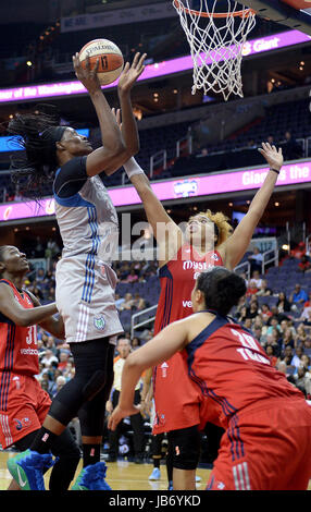 Washington, DC, USA. 9 juin, 2017. 20170609 - Minnesota Lynx center SYLVIA FOWLES (34) col. de Washington Mystics avant TIANNA HAWKINS (21) dans la seconde moitié du Verizon Center de Washington. Credit : Chuck Myers/ZUMA/Alamy Fil Live News Banque D'Images