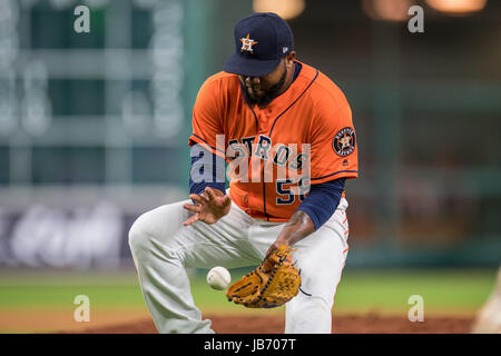 Houston, TX, USA. 9 juin, 2017. Astros de Houston lanceur droitier Francis Martes (58) Les champs la balle dans la 5ème manche de la Ligue Majeure de Baseball pendant un match entre les Astros de Houston et les Angels de Los Angeles au Minute Maid Park de Houston, TX. Les Anges a gagné le match 9-4.Trask Smith/CSM/Alamy Live News Banque D'Images