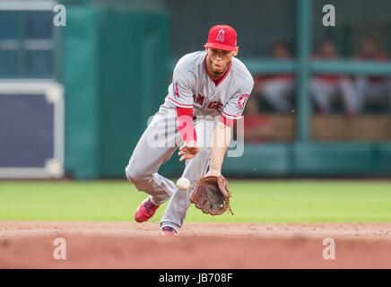 Houston, TX, USA. 9 juin, 2017. Los Angeles Angels shortstop Andrelton Simmons (2) les champs la balle dans la 1ère manche de la Ligue Majeure de Baseball pendant un match entre les Astros de Houston et les Angels de Los Angeles au Minute Maid Park de Houston, TX. Les Anges a gagné le match 9-4.Trask Smith/CSM/Alamy Live News Banque D'Images